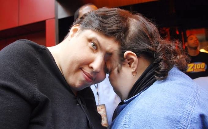 Lori và George Schappell tham dự một sự kiện khai trương ở Mỹ hồi tháng 6/2007. Ảnh: FilmMagic Lori và George Schappell tham dự một sự kiện khai trương ở Mỹ hồi tháng 6/2007. Ảnh: FilmMagic