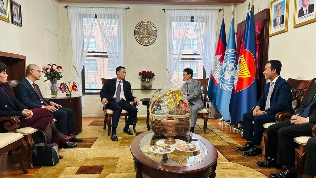 Đại sứ Đặng Hoàng Giang chúc mừng Tết cổ truyền của Lào và Campuchia tại Liên hợp quốc Đại sứ Đặng Hoàng Giang chúc mừng Tết cổ truyền của Lào và Campuchia tại Liên hợp quốc