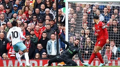 Ngoại hạng Anh: Liverpool, Arsenal cùng thua trên sân nhà; Man City hưởng lợi