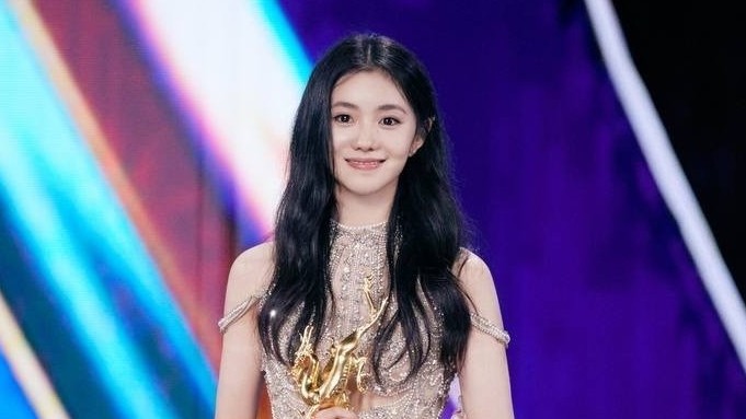 Tham dự sự kiện, nữ diễn Trung Quốc viên Lưu Hạo Tồn chọn đầm của nhà thiết kế Trà Linh