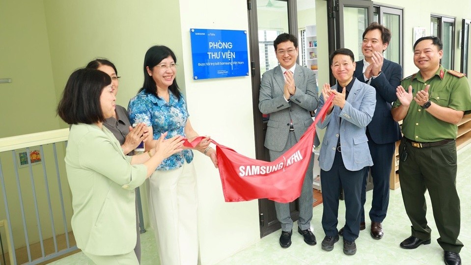 Trao tặng trang thiết bị phục vụ việc học tập, vui chơi cho các em học sinh có hoàn cảnh khó khăn tại Lạng Sơn