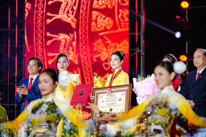 BST “Về với cội nguồn” của NTK Thoa Trần xác lập kỷ lục Việt Nam mang tên “Bộ sưu tập Áo dài tạo nên bức tranh văn hóa về phong cảnh Khu di tích lịch sử Đền Hùng đầu tiên tại Việt Nam”.