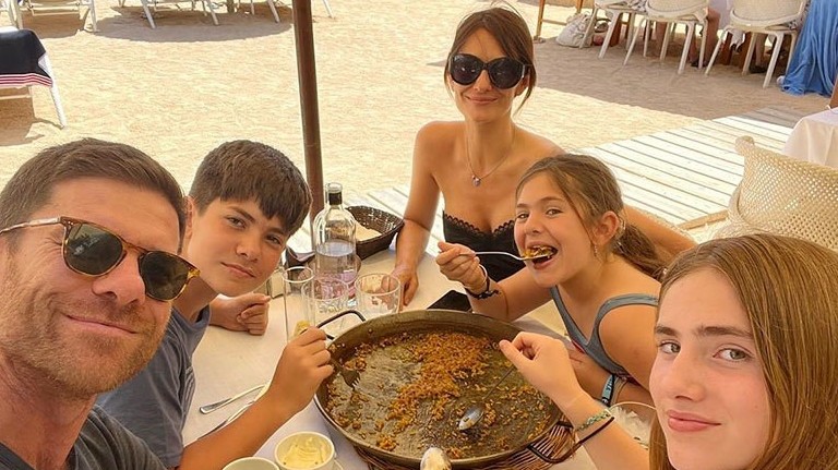 Bayer Leverkusen: Sự nghiệp cầu thủ xuất sắc của HLV Xabi Alonso cùng người vợ tài sắc vẹn toàn