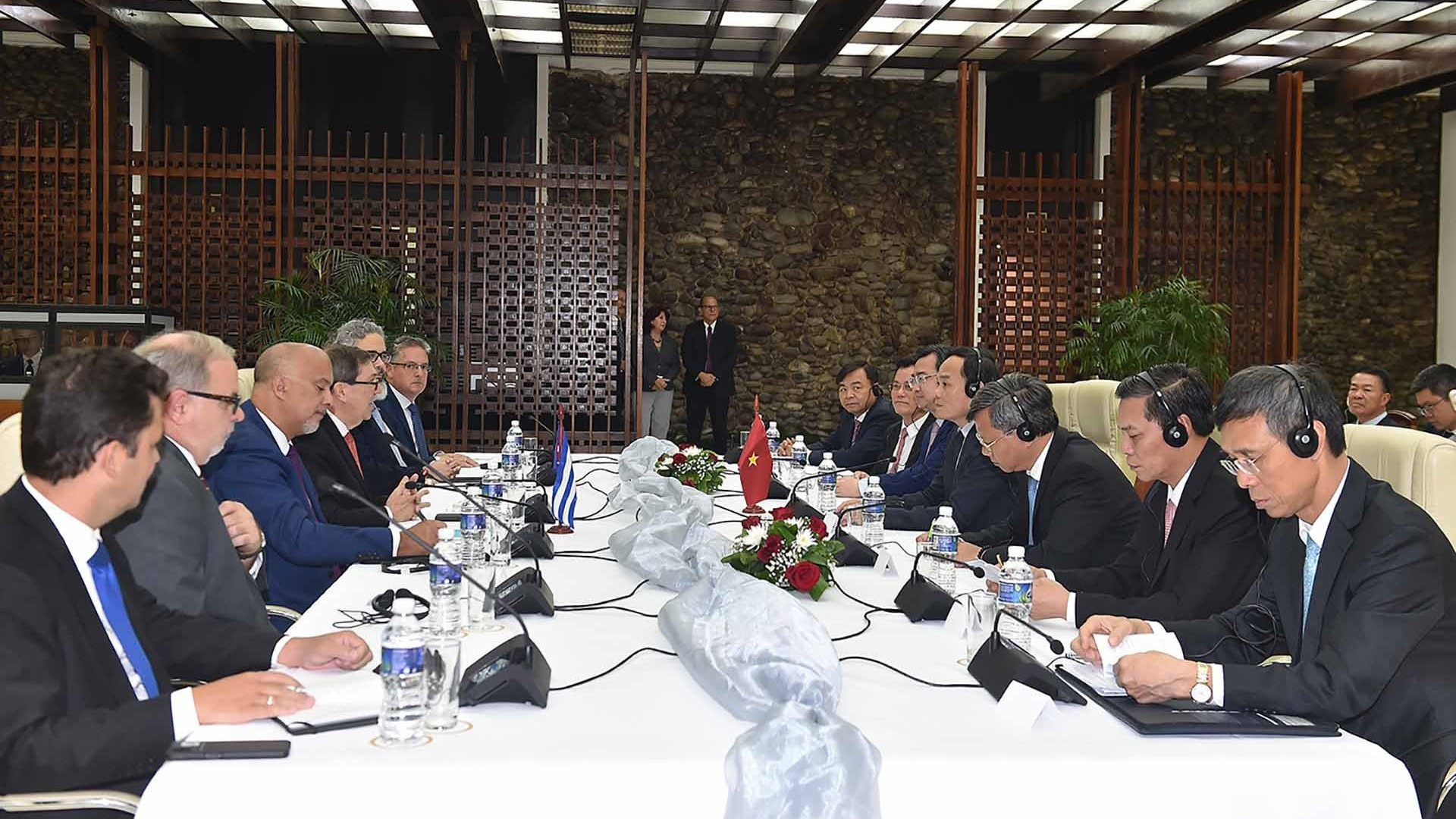 Việt Nam luôn quan tâm và tin tưởng Cuba với truyền thống anh hùng bất khuất sẽ vượt qua các khó khăn, thử thách