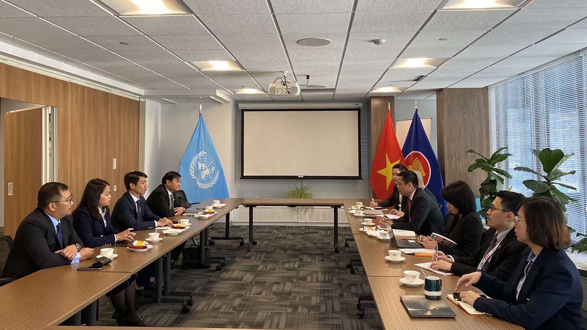 Đại sứ Việt Nam tại Liên hợp quốc làm việc với Bí thư thường trực Trung ương Đoàn TNCS Hồ Chí Minh Đại sứ Việt Nam tại Liên hợp quốc làm việc với Bí thư thường trực Trung ương Đoàn TNCS Hồ Chí Minh