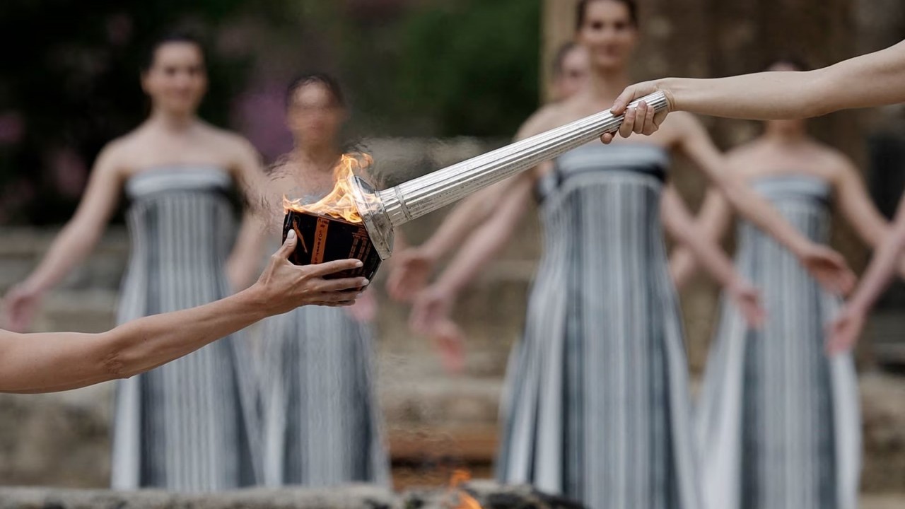 Olympic Paris 2024: Ngọn đuốc biểu tượng chính thức được thắp tại thị trấn Olympia cổ đại