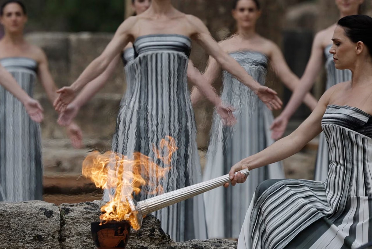 Olympic Paris 2024: Ngọn đuốc biểu tượng chính thức được thắp tại thị trấn Olympia cổ đại