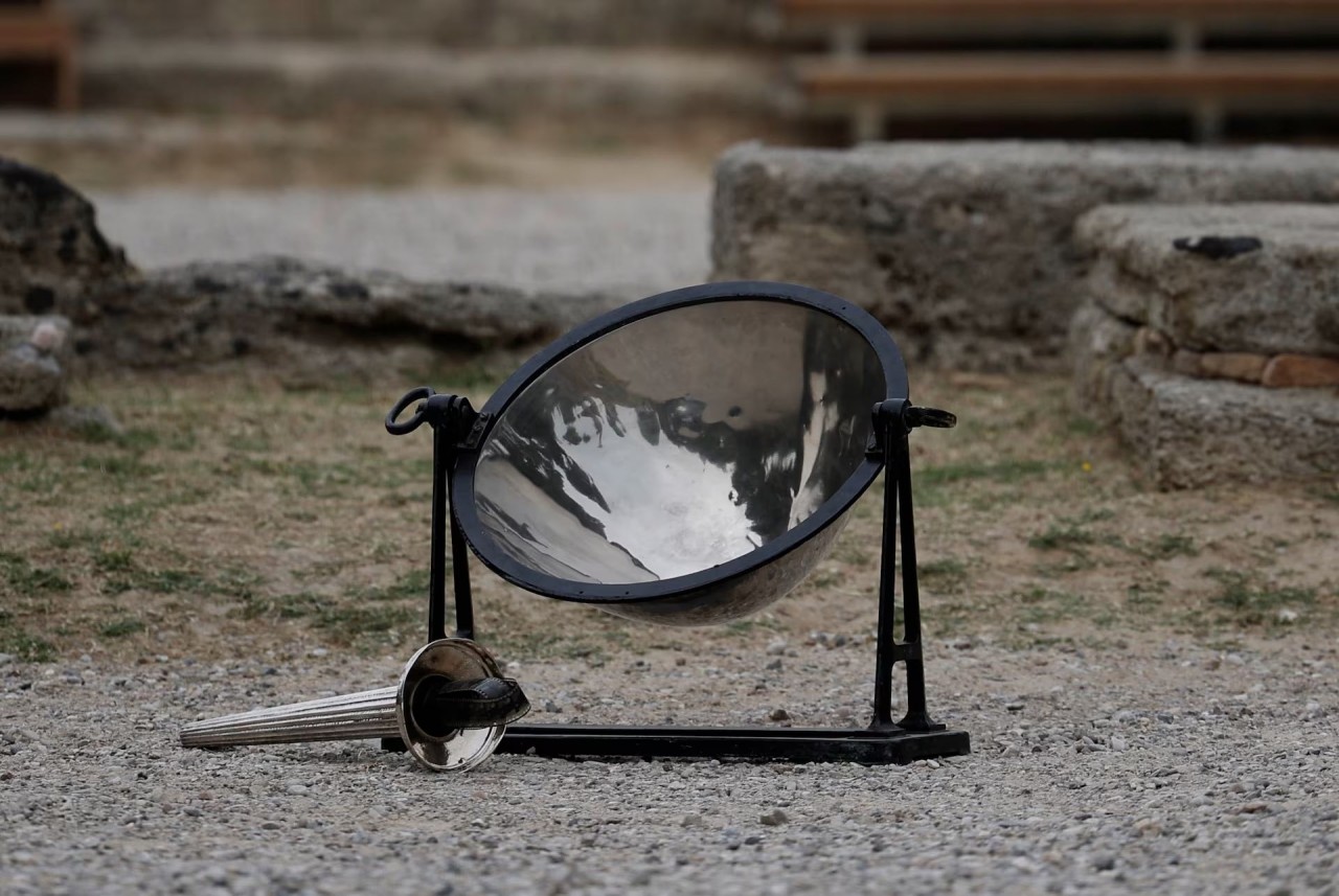 Olympic Paris 2024: Ngọn đuốc biểu tượng chính thức được thắp tại thị trấn Olympia cổ đại