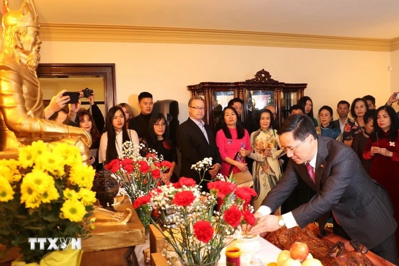 Đại sứ Việt Nam tại Canada Phạm Vinh Quang thành kính dâng hương trước bàn thờ Tổ Hùng Vương. (Ảnh: Trung Dũng/TTXVN) Đại sứ Việt Nam tại Canada Phạm Vinh Quang thành kính dâng hương trước bàn thờ Tổ Hùng Vương. (Ảnh: Trung Dũng/TTXVN)