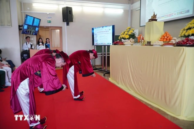 Lễ tế trang nghiêm do ban hành lễ của cộng đồng người Việt tại Saint Petersburg, Nga thực hiện. (Ảnh: Tâm Hằng/TTXVN) Lễ tế trang nghiêm do ban hành lễ của cộng đồng người Việt tại Saint Petersburg, Nga thực hiện. (Ảnh: Tâm Hằng/TTXVN)