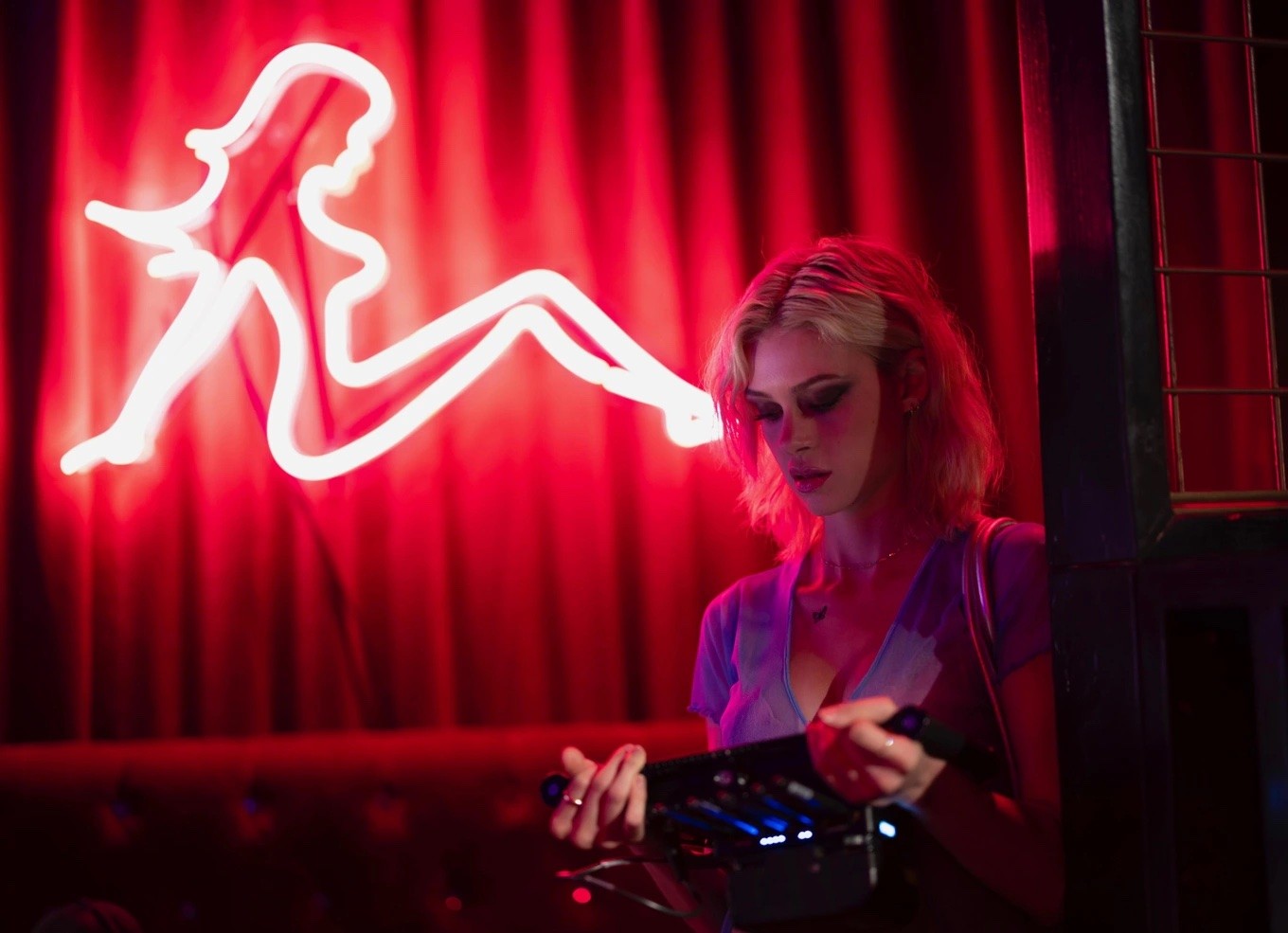 Bộ phim đầu của nàng dâu nhà Beckham liên tục nhận chê bai Bộ phim đầu của nàng dâu nhà Beckham liên tục nhận chê bai