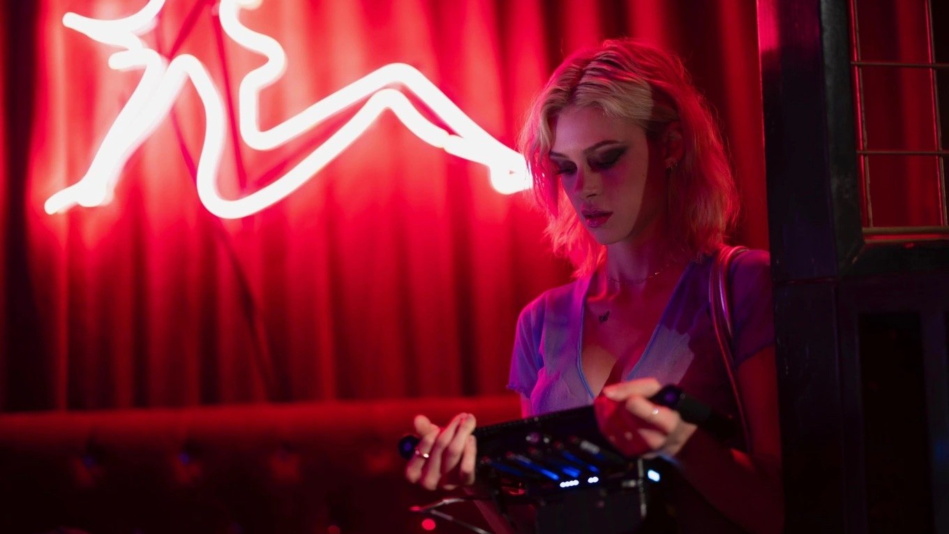 Bộ phim đầu của nàng dâu nhà Beckham liên tục nhận chê bai