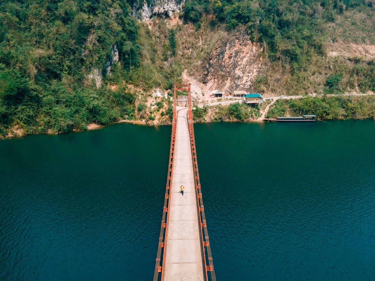 Cầu treo vắt ngang sông thơ mộng và hùng vỹ, cảnh đẹp như tranh ở Điện Biên