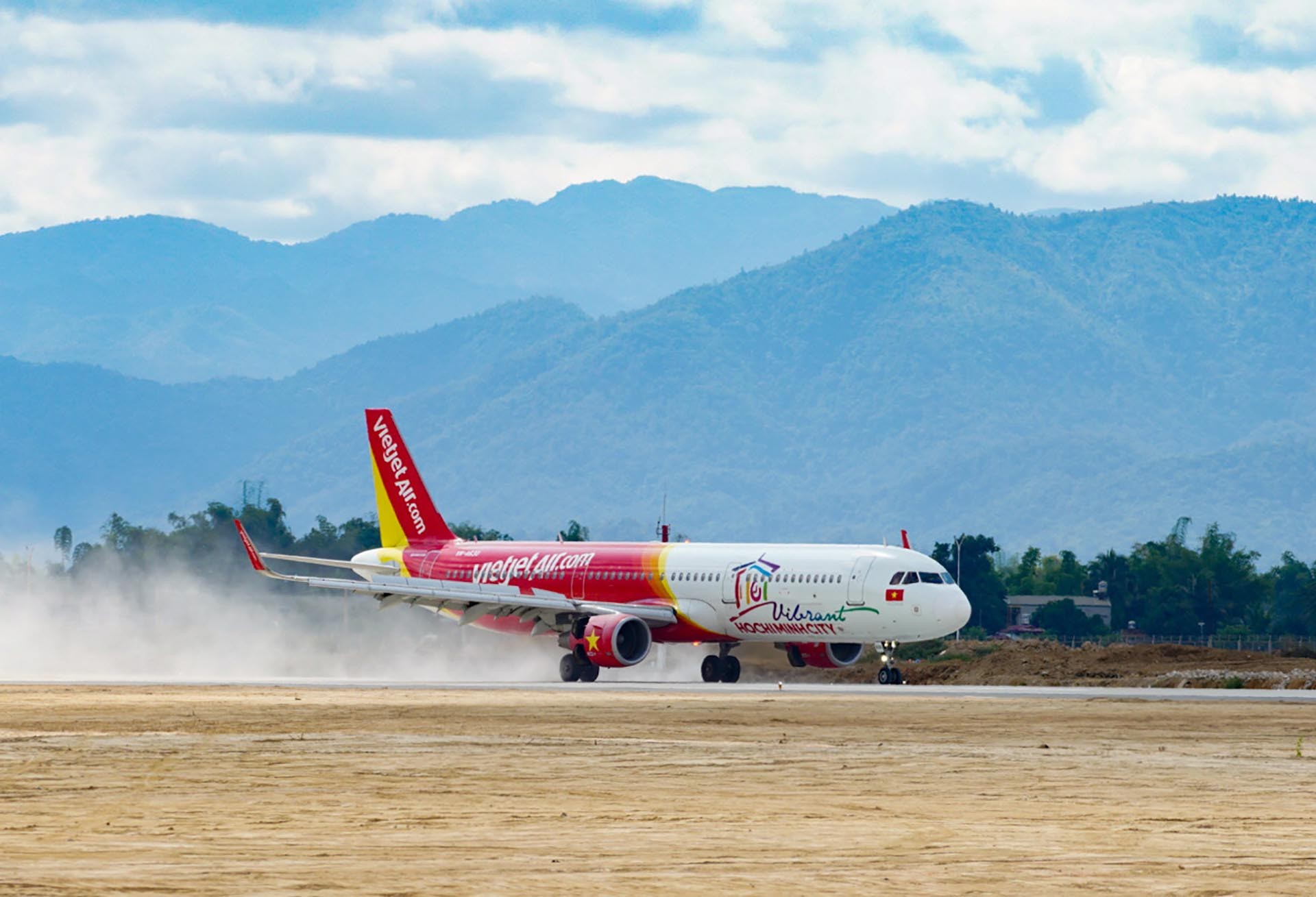 Vietjet tăng chuyến bay đến Điện Biên dịp kỷ niệm 70 năm chiến thắng Điện Biên Phủ Vietjet tăng chuyến bay đến Điện Biên dịp kỷ niệm 70 năm chiến thắng Điện Biên Phủ