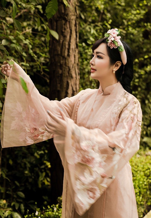 Hoa hậu đền Hùng Giáng My dâng hương giỗ Tổ