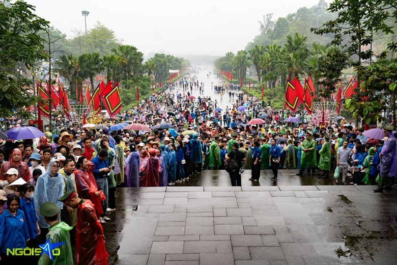 Biển người 'đội mưa' đổ về đền Hùng, dâng hương giỗ Tổ Biển người 'đội mưa' đổ về đền Hùng, dâng hương giỗ Tổ
