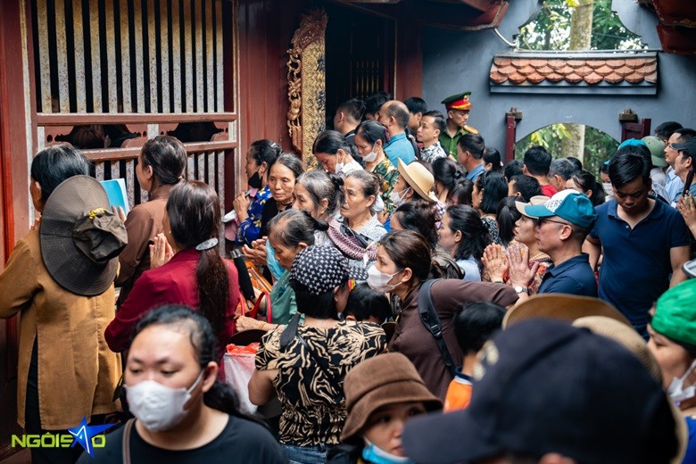 Biển người 'đội mưa' đổ về đền Hùng, dâng hương giỗ Tổ Biển người 'đội mưa' đổ về đền Hùng, dâng hương giỗ Tổ