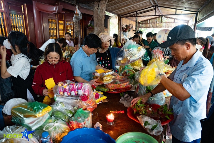 Biển người 'đội mưa' đổ về đền Hùng, dâng hương giỗ Tổ Biển người 'đội mưa' đổ về đền Hùng, dâng hương giỗ Tổ