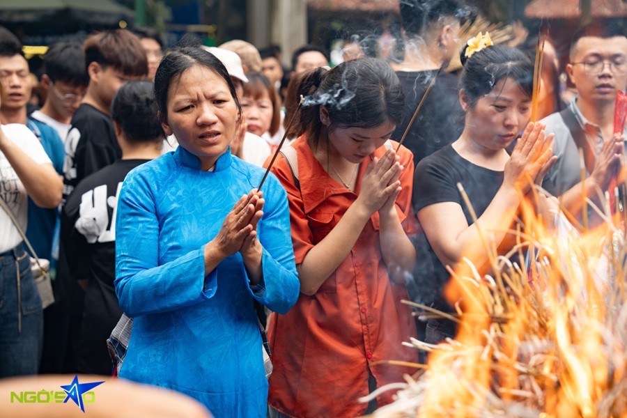 Biển người 'đội mưa' đổ về đền Hùng, dâng hương giỗ Tổ Biển người 'đội mưa' đổ về đền Hùng, dâng hương giỗ Tổ