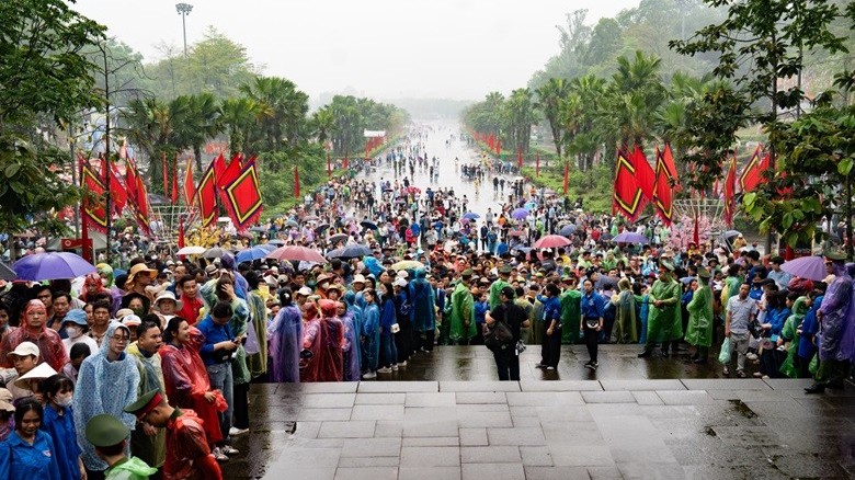 Biển người 'đội mưa' đổ về đền Hùng, dâng hương giỗ Tổ