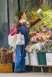 Suri Cruise che ô màu hồng và chọn hoa trắng trong ngày sinh nhật tuổi 18