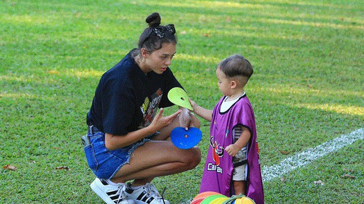 Hình ảnh đáng yêu của con trai và vợ thủ môn Bùi Tiến Dũng trên sân tập CLB Hoàng Anh Gia Lai