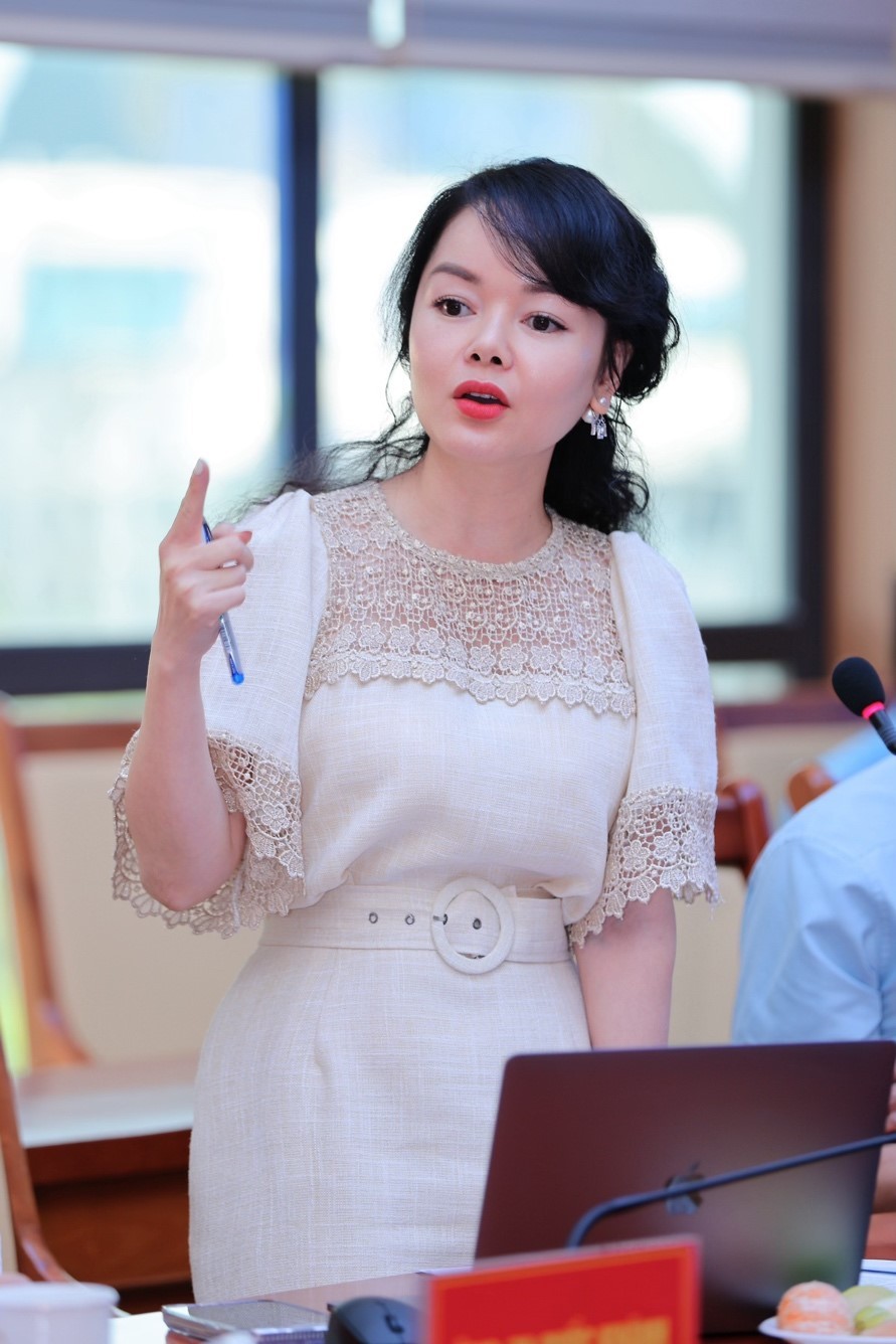 Bà Tống Liên Anh, thành viên của PIMA - Mạng lưới các chuyên gia, học giả, nhà hoạt động xã hội về giáo dục người lớn và học tập suốt đời toàn cầu,  phát biểu tại Hội Nghị. (Ảnh: Trần Đức Quyết)