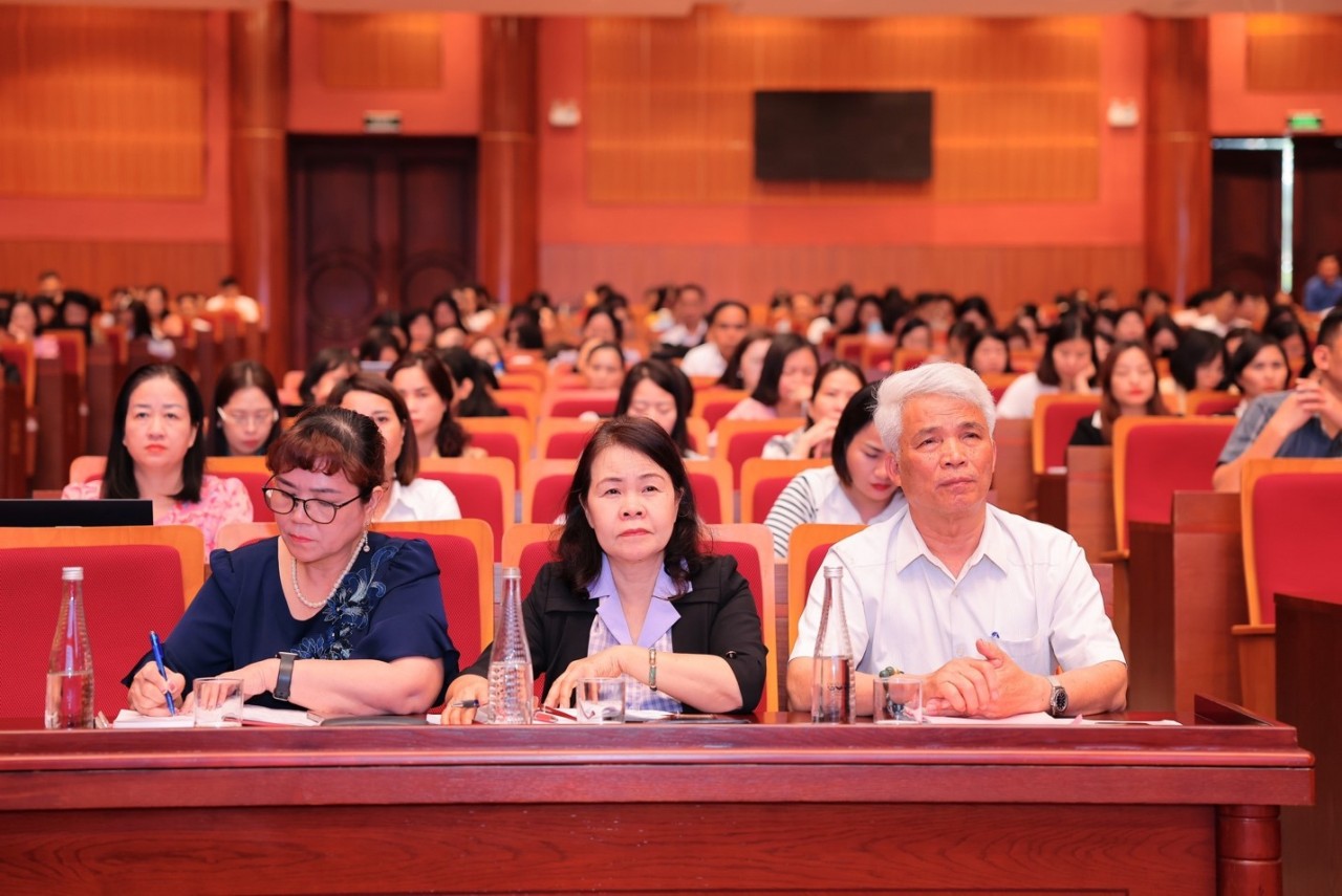 Nhiều học viên lớn tuổi là cán bộ của Hội khuyến học các cấp tham gia Hội nghị tập huấn. (Ảnh: Trần Đức Quyết) Nhiều học viên lớn tuổi là cán bộ của Hội khuyến học các cấp tham gia Hội nghị tập huấn. (Ảnh: Trần Đức Quyết)