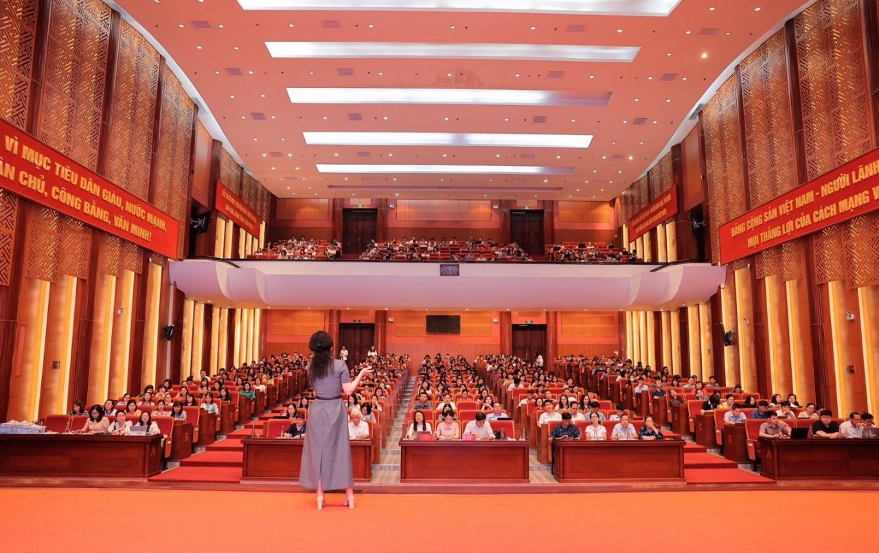 Báo cáo viên trình bày các nội dung tập huấn. (Ảnh: Trần Đức Quyết) Báo cáo viên trình bày các nội dung tập huấn. (Ảnh: Trần Đức Quyết)