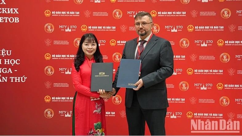 Đại diện lãnh đạo Đại học hai nước ký kết hợp tác. (Ảnh: Xuân Hưng)