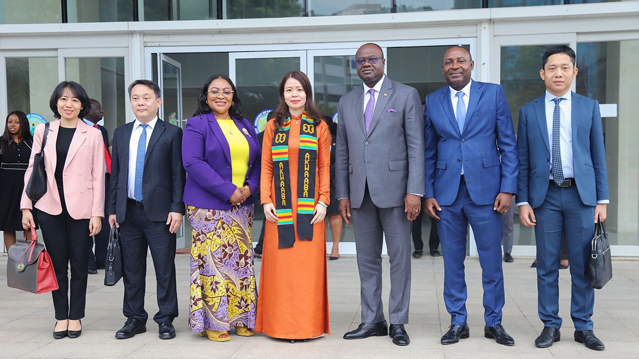 Thứ trưởng Ngoại giao Nguyễn Minh Hằng thăm và làm việc tại Ghana