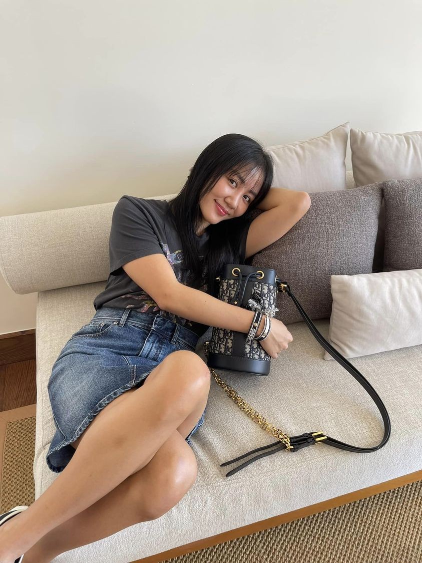 Sao Việt: Jennifer Phạm hạnh phúc bên chồng đại gia, Lan Ngọc khoe vòng eo 'con kiến', Hương Giang 'ra khơi tìm kho báu'