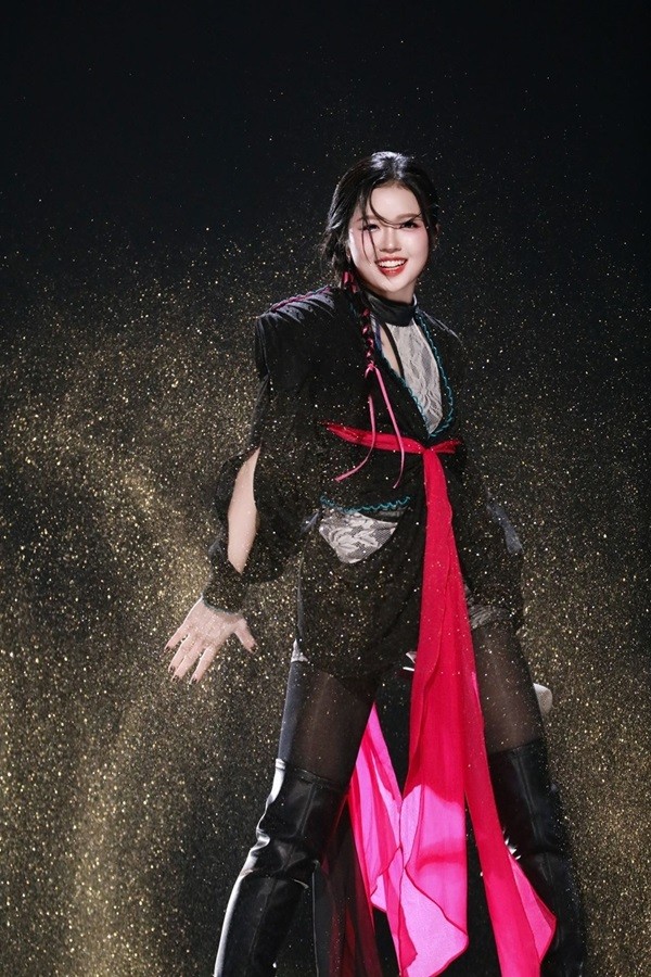 Suni Hạ Linh diện trang phục cách điệu từ áo tứ thân do nhà mốt Việt thực hiện cho tiết mục. Ảnh: Nhân vật cung cấp Suni Hạ Linh diện trang phục cách điệu từ áo tứ thân do nhà mốt Việt thực hiện cho tiết mục. Ảnh: Nhân vật cung cấp