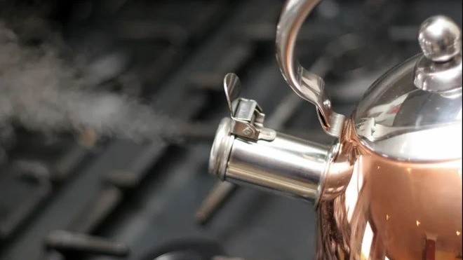 Cách đơn giản để loại bỏ tới 80% hạt vi nhựa trong nước uống hằng ngày