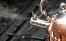 Cách đơn giản để loại bỏ tới 80% hạt vi nhựa trong nước uống hằng ngày