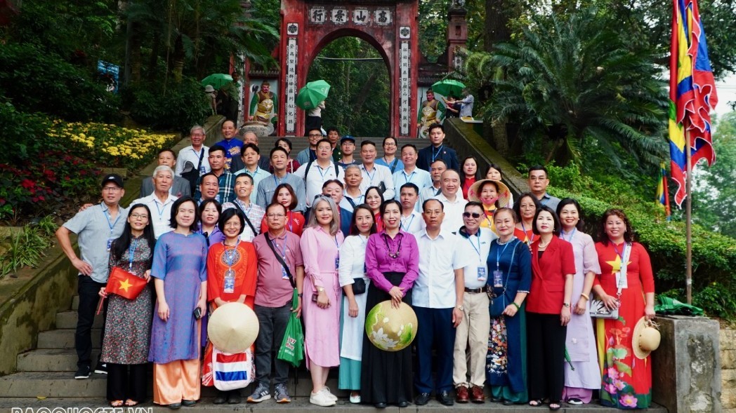 Niềm vui của những người con xa xứ được trở về nguồn cội