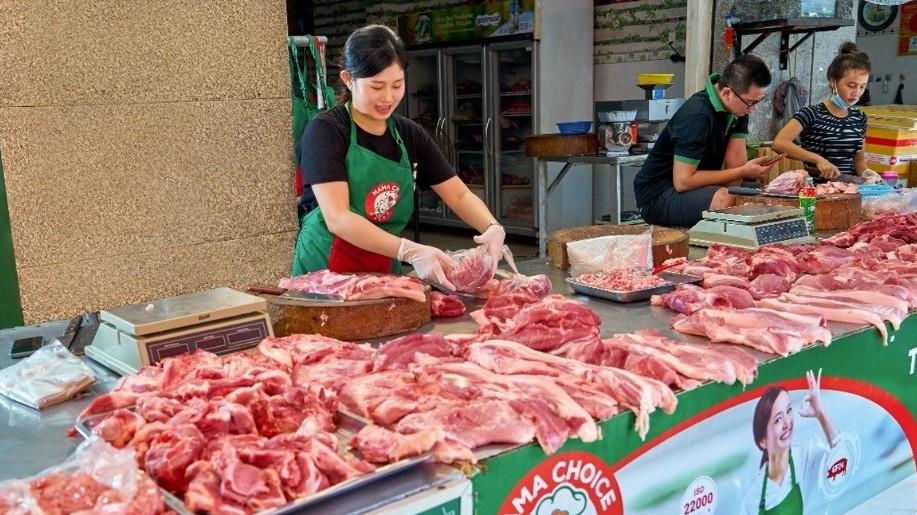 Giá heo hơi hôm nay 21/4: Giá heo hơi tuần qua tăng mạnh, lưu tâm đến chất lượng của cám heo