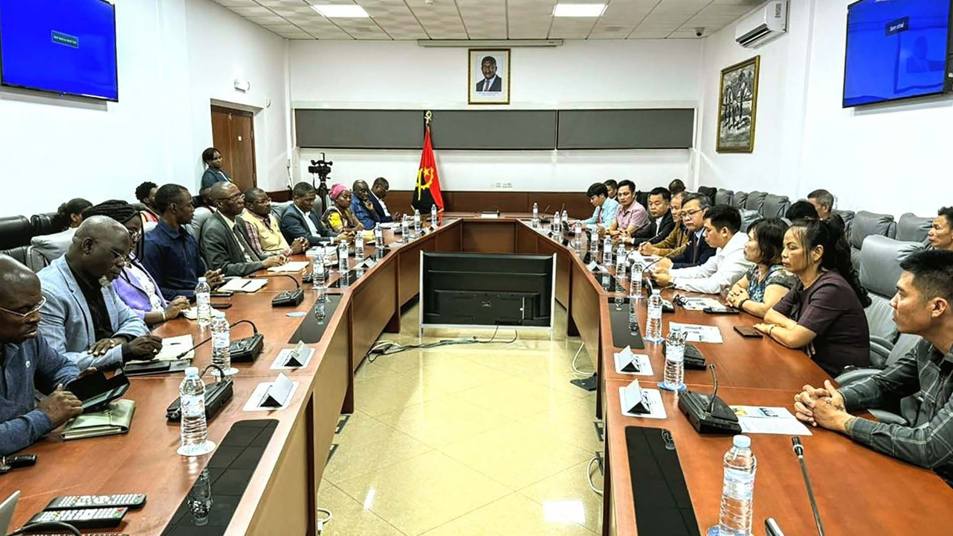 Thúc đẩy hợp tác đầu tư, bảo hộ công dân giữa tỉnh Malanje, Angola và Việt Nam