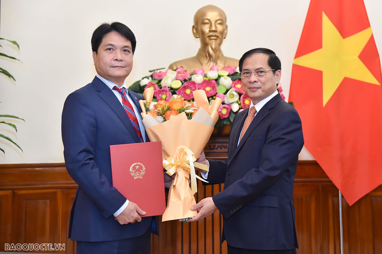 Trong bối cảnh toàn Ngành đang triển khai mạnh mẽ đường lối đối ngoại theo Nghị quyết Đại hội XIII của Đảng và xây dựng, phát triển Ngành toàn diện, hiện đại, vững mạnh…, Bộ trưởng mong muốn các tân Tổng Lãnh sự phát huy năng lực và sở trường, lãnh đạo đơn vị đoàn kết, hoàn thành tốt nhiệm vụ được giao, đóng góp tích cực vào việc thu hút các nguồn lực, phục vụ phát triển đất nước và bảo vệ biên giới Tổ quốc. Trong bối cảnh toàn Ngành đang triển khai mạnh mẽ đường lối đối ngoại theo Nghị quyết Đại hội XIII của Đảng và xây dựng, phát triển Ngành toàn diện, hiện đại, vững mạnh…, Bộ trưởng mong muốn các tân Tổng Lãnh sự phát huy năng lực và sở trường, lãnh đạo đơn vị đoàn kết, hoàn thành tốt nhiệm vụ được giao, đóng góp tích cực vào việc thu hút các nguồn lực, phục vụ phát triển đất nước và bảo vệ biên giới Tổ quốc.