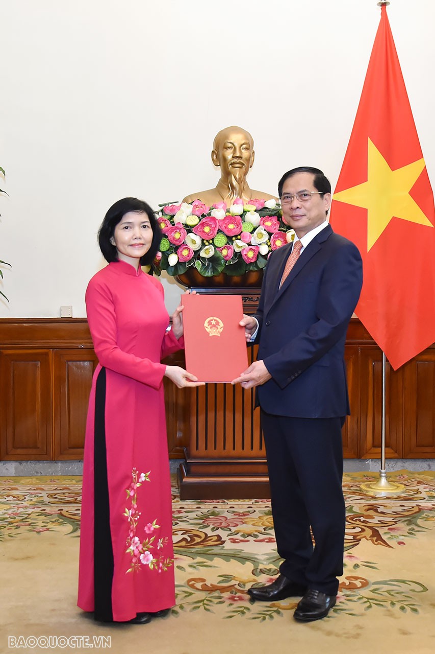 Ủy viên Trung ương Đảng, Bộ trưởng Ngoại giao Bùi Thanh Sơn trao quyết định bổ nhiệm bà Nguyễn Mai Hường, Vụ trưởng Vụ Nghiên cứu tổng hợp, Ban Đối ngoại Trung ương, giữ chức Tổng Lãnh sự Việt Nam tại Ekaterinburg (Liên bang Nga), thay ông Đinh Đức Đông, Tổng Lãnh sự hết nhiệm kỳ. Ủy viên Trung ương Đảng, Bộ trưởng Ngoại giao Bùi Thanh Sơn trao quyết định bổ nhiệm bà Nguyễn Mai Hường, Vụ trưởng Vụ Nghiên cứu tổng hợp, Ban Đối ngoại Trung ương, giữ chức Tổng Lãnh sự Việt Nam tại Ekaterinburg (Liên bang Nga), thay ông Đinh Đức Đông, Tổng Lãnh sự hết nhiệm kỳ.