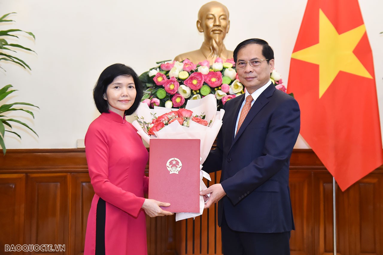 Trong bối cảnh toàn Ngành đang triển khai mạnh mẽ đường lối đối ngoại theo Nghị quyết Đại hội XIII của Đảng và xây dựng, phát triển Ngành toàn diện, hiện đại, vững mạnh…, Bộ trưởng mong muốn các tân Tổng Lãnh sự phát huy năng lực và sở trường, lãnh đạo đơn vị đoàn kết, hoàn thành tốt nhiệm vụ được giao, đóng góp tích cực vào việc thu hút các nguồn lực, phục vụ phát triển đất nước và bảo vệ biên giới Tổ quốc. Trong bối cảnh toàn Ngành đang triển khai mạnh mẽ đường lối đối ngoại theo Nghị quyết Đại hội XIII của Đảng và xây dựng, phát triển Ngành toàn diện, hiện đại, vững mạnh…, Bộ trưởng mong muốn các tân Tổng Lãnh sự phát huy năng lực và sở trường, lãnh đạo đơn vị đoàn kết, hoàn thành tốt nhiệm vụ được giao, đóng góp tích cực vào việc thu hút các nguồn lực, phục vụ phát triển đất nước và bảo vệ biên giới Tổ quốc.