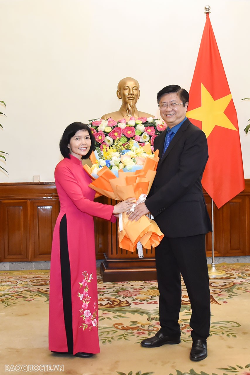 Bộ trưởng Ngoại giao Bùi Thanh Sơn trao quyết định bổ nhiệm 2 Tổng Lãnh sự Việt Nam ở nước ngoài Bộ trưởng Ngoại giao Bùi Thanh Sơn trao quyết định bổ nhiệm 2 Tổng Lãnh sự Việt Nam ở nước ngoài