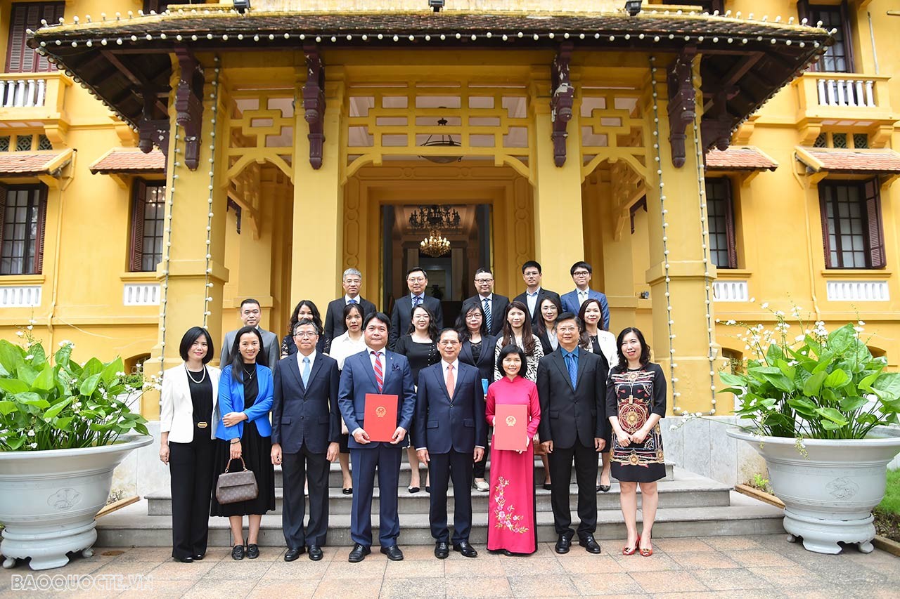Bộ trưởng Ngoại giao Bùi Thanh Sơn trao quyết định bổ nhiệm 2 Tổng Lãnh sự Việt Nam ở nước ngoài Bộ trưởng Ngoại giao Bùi Thanh Sơn trao quyết định bổ nhiệm 2 Tổng Lãnh sự Việt Nam ở nước ngoài