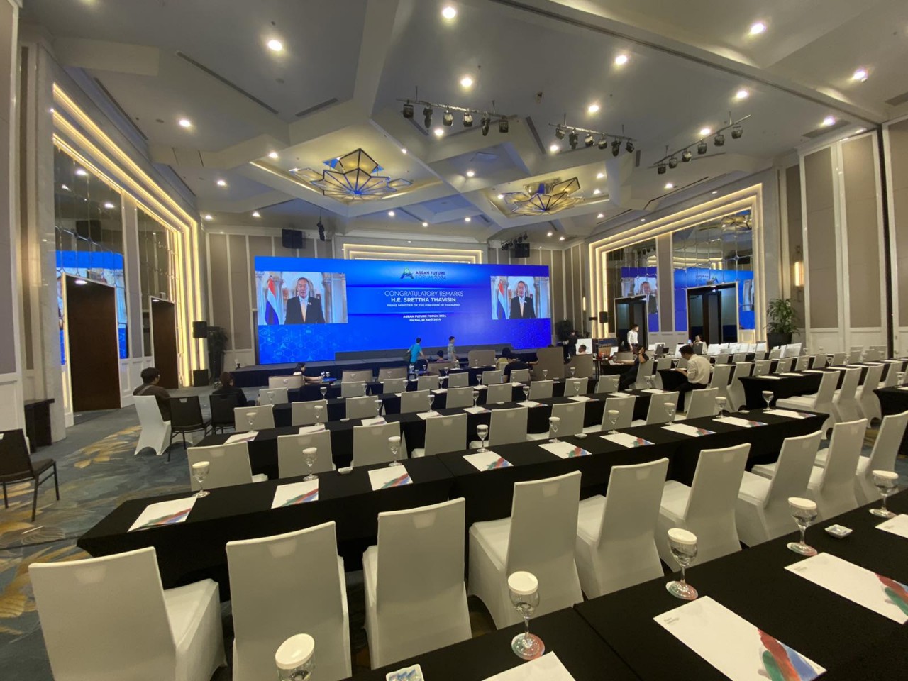 Công tác gấp rút chuẩn bị cho hội nghị vào đêm ngày 22/4, sáng ngày 23/4. (Ảnh: Trần Trung) Công tác gấp rút chuẩn bị cho hội nghị vào đêm ngày 22/4, sáng ngày 23/4. (Ảnh: Trần Trung)