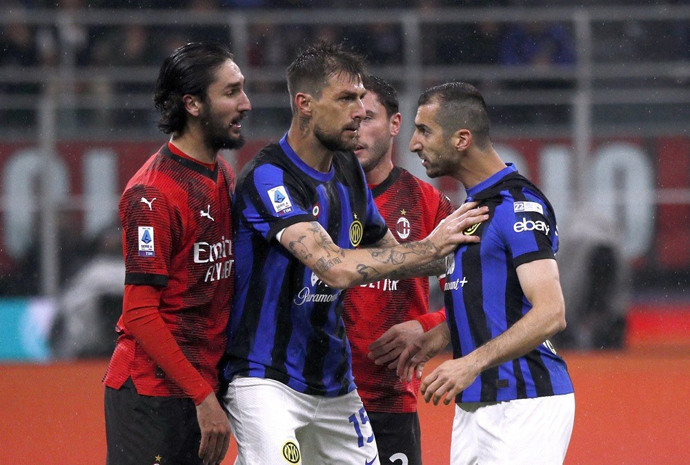 Sự căng thẳng xuất hiện ngay từ trong hiệp 1. 