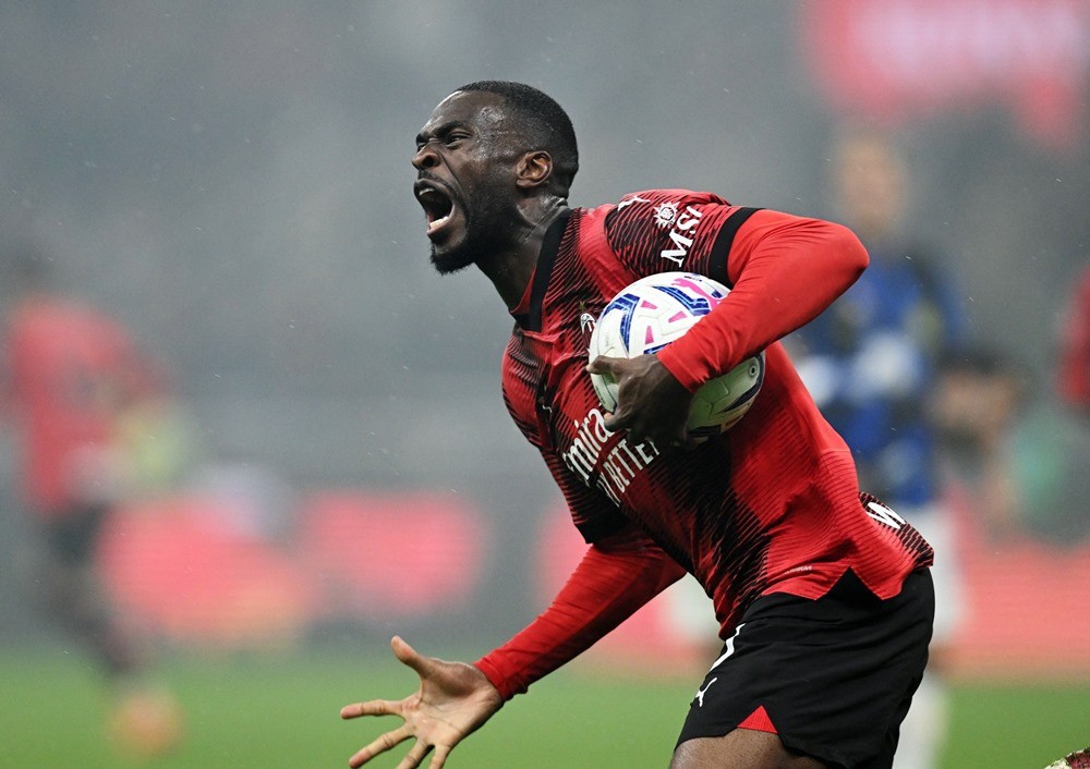 AC Milan trong nỗ lực ngăn đối thủ cùng thành phố lên ngôi sớm, có bàn rút ngắn cách biệt tỷ số nhờ công của Tomori ở phút 80.