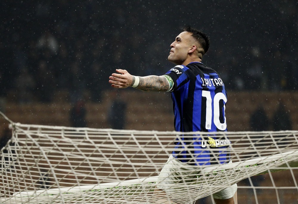 Đội trưởng Lautaro Martínez còn trèo lên khung thành để ăn mừng.