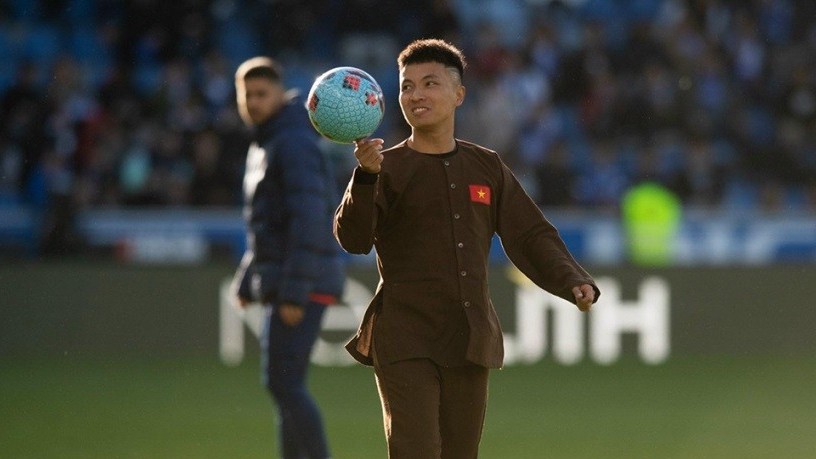 La Liga: VĐV Đỗ Kim Phúc biểu diễn tâng bóng giờ nghỉ trận đấu Deportivo Alaves và Atletico Madrid