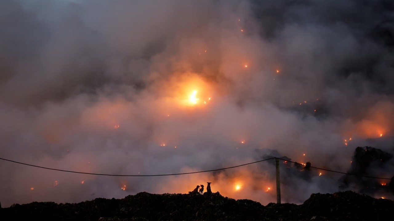 'Đỉnh Everest rác' của Ấn Độ bốc cháy dữ dội, New Delhi chìm trong khói bụi khổng lồ