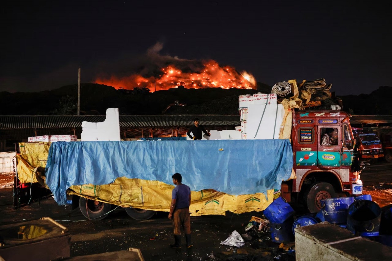 Tình trạng ô nhiễm nghiêm trọng do cháy bãi rác ở New Delhi, Ấn Độ Tình trạng ô nhiễm nghiêm trọng do cháy bãi rác ở New Delhi, Ấn Độ